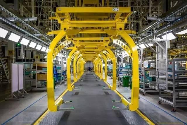 中国最牛机器人工厂:10个工人 386台机器人=每天80辆凯迪拉克